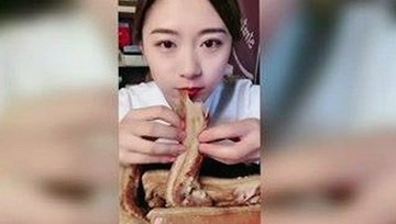 扬州副局长婚内出轨引热议：婚房偷拍事件曝光