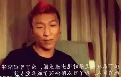 《反差爆料》：某明星被曝出隐藏身份，网友炸锅！